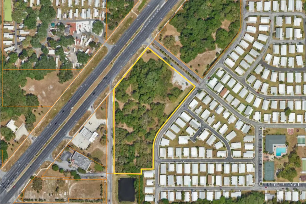 Commercial parcel map with surrounding properties